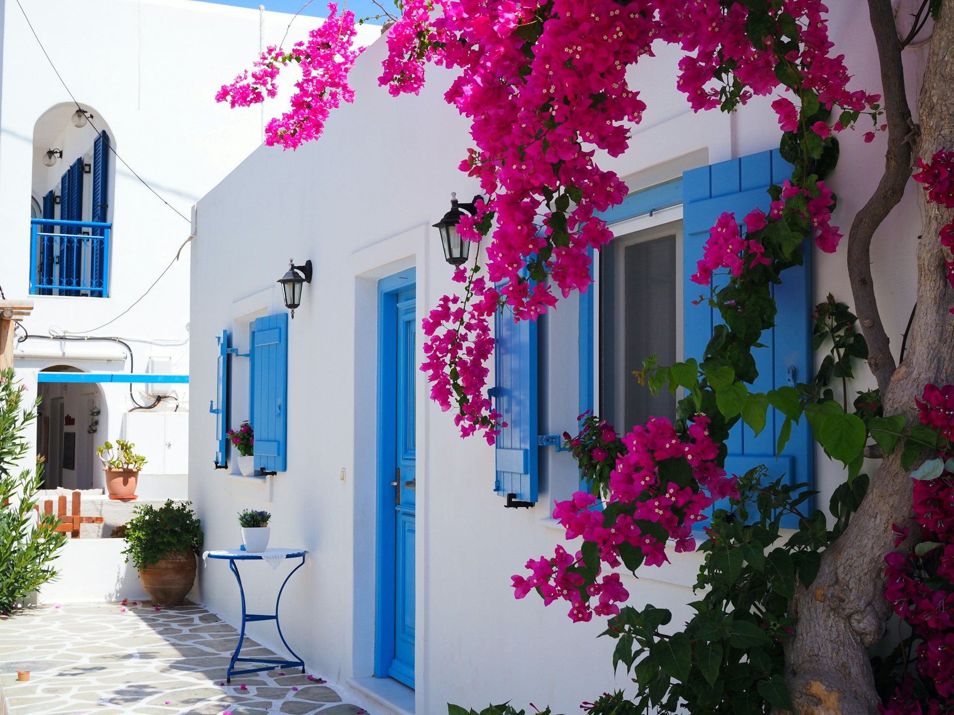 Where to Stay in the Cyclades: A Complete Guide to Santorini and Mykonos in 2026